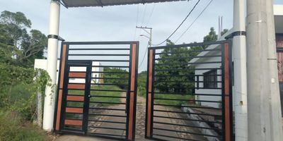 ¡Increíble oportunidad de inversión en Tocaima, Cundinamarca! Se vende un lote/terreno con una ubicación envidiable en una de las zonas más prometedoras de Colombia. Con un área de terreno de 355 M2 y una área privada de 355 M2, este inmueble es perfecto para construir la casa de tus sueños o para desarrollar un proyecto inmobiliario de alto nivel.

Este lote/terreno cuenta con características internas impresionantes que lo hacen aún más atractivo. Entre ellas, podemos destacar un sistema de agua eficiente que garantiza un suministro constante, y una espectacular vista panorámica que te dejará sin aliento. Imagina despertar cada día rodeado de la belleza natural de Tocaima y su hermoso entorno.

No solo eso, este inmueble también cuenta con características externas que lo hacen aún más especial. Para empezar, tiene acceso pavimentado, lo que significa que puedes llegar a él sin problemas en cualquier momento. Además, cuenta con una variedad de árboles frutales en su interior, lo que lo convierte en un lugar perfecto para aquellos que buscan un estilo de vida más saludable y en contacto con la naturaleza.

Otra ventaja increíble de este lote/terreno es su área social, perfecta para reuniones con amigos y familiares. Y si te gusta el turismo, te encantará saber que se encuentra en una zona rodeada de atractivos turísticos, lo que lo convierte en una excelente opción para aquellos que buscan un lugar para descansar y relajarse.

Además, su ubicación en una vía principal te brinda una excelente conectividad con otros municipios y ciudades, lo que te permitirá movilizarte sin problemas y aprovechar al máximo todo lo que ofrece esta maravillosa región. Y si te preocupa la seguridad, no tienes de qué preocuparte, ya que este lote/terreno se encuentra dentro de una urbanización cerrada, lo que garantiza tu tranquilidad y la de tu familia.

Pero eso no es todo, este inmueble está situado en una zona campestre, lejos del ruido y el estrés 