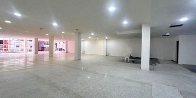 Local comercial ubicado en una esquina estratégica de alta visibilidad en la Carrera 21 con Calle Murillo, este edificio de tres niveles ofrece en arriendo sus pisos 2, 3 y 4, con amplios espacios abiertos perfectos para gimnasios, centros médicos, clínicas, consultorios o centros de bienestar. Cada nivel cuenta con una distribución versátil que se adapta a tus necesidades, además de baterías de baño por piso, lo que garantiza comodidad tanto para usuarios como para empleados.