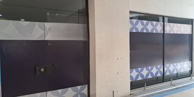 LOCAL EN ARRIENDO CIRCUNVALAR

Ubicado en prestigioso Centro Comercial , este local de 48,04 m se distingue por su fachada totalmente en vidrio, bridando maxima visibilidad y una presencia moderna y elegante. Un diseno versatil adaptandose a las necesidades de tu negocio. Cuenta con aire acondicionado para darle ese toque de frescura.

Se encuentra en el unico centro comercial con acceso interno al hotel mas exclusivo de la region, que atrae visitantes nacionales e internacionales, garantizando un flujo constante de clientes de alto perfil. Ademas, se encuentra en una zona privilegiada, cercana a los barrios mas exclusivos de la ciudad, como Pinares, Alpes y Alamos, consolidando su potencial comercial.

Un espacio estrategico para posicionar tu marca en un entorno de lujo y alta demanda. Aprovecha esta oportunidad y agenda tu visita!
