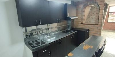 Espectacular apartamento dúplex en Itagüí sector simón bolívar, de 109 metros cuadrados distribuidos en 4 alcobas con closet posibilidad de 5, dos baños, cocina integral, zona de ropas, a tan solo 2 cuadras de la estación envigado, cerca supermercados, colegios, centro comercial viva, también posibilidad para oficinas o estudio con un precio adicional por ser comercial. ¡no pierdas la oportunidad de vivir en este maravilloso lugar!
