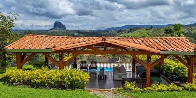 Municipio del Peñol
Area total 24.800mts2 con carretera a la casa
Área Construida 300mt2
Casa principal
4 alcobas, dos con baño interno,2 con baño compartido
3 habitaciones con closer 
Sala, comedor y una cocina sencilla , con pipeta de gas
Lavadero y zona de ropas
Cuarto util
Zona húmeda 
Kiosco grande en madera
zona BBQ 
Mesa de billar
Sala
 Piscina y  juegos infantiles 
La finca está a 2 Kilómetros de la via principal 
Tiene agua del acueducto veredal y Luz de E P M
Cuenta con  dos potreros
Zona agrícola, con aguacates, yuca , plátanos y frutales.además cuenta con una pequeña quebrada propia

Esta finca cuenta con una hermosa vista hacía la Piedra del Peñol , es un lugar muy bonito y turística 
 Recibo apartamento , casa, o casa finca de menor valor. Zona Sur de Medellin