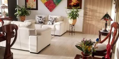 VENDO APARTAMENTO EN EXCLUSIVO SECTOR consta de  3 habitaciones, la principal con baño , sala comedor con espacios amplios , excelente vista , baño social cocina abierta ,zonas sociales con piscina , gym , salon social , zauna , 2 parqueaderos en , 150 metros cuadrados para disfrutar en familia. ¡No dejes pasar esta oportunidad! Contáctame para más información. Adriana Abadia - 3045470958.