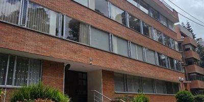 Ubicado en un edificio construido en 1979, este espacioso apartamento ofrece una distribución ideal para familias grandes o quienes buscan comodidad y funcionalidad en cada espacio.

 

? Distribución interior:

 

4 habitaciones amplias

 

2 baños completos

 

Cuarto y baño de servicio

 

Sala-comedor con excelente iluminación natural

 

Estudio independiente, perfecto para trabajar desde casa o disfrutar de un espacio de lectura

 

Baño social para mayor practicidad

 

2 tanques de reserva que garantizan el suministro constante de agua

 

? Ubicación privilegiada y conectividad:

Situado cerca de importantes vías como la Calle 92, la Carrera 11 y la Carrera 7, que permiten una conexión rápida con diferentes zonas clave de la ciudad. Además, cuenta con acceso cercano a diversas rutas de transporte público, lo que facilita la movilidad diaria.

Este apartamento ofrece una excelente oportunidad para vivir en una zona estratégica, con fácil acceso a zonas comerciales, residenciales y centros empresariales de Bogotá.

✨ ¡Espacios amplios, buena conectividad y todo el confort que necesitas en un solo lugar!  DCN-691
