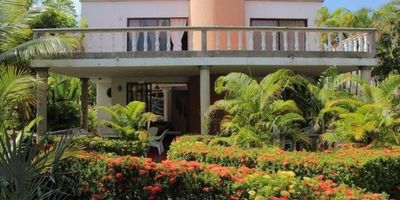 Casa en venta en Tolú, Sucre, ubicada en el barrio Tolú. Esta propiedad de 170 m² construidos, distribuida en 2 pisos, cuenta con 4 habitaciones, 4 baños y 2 parqueaderos. Con 7 años de antigüedad, el inmueble se ofrece por $750.000.000. La cuota de administración es de $987.000. Para más información o para visitar esta casa en Tolú, contáctenos vía WhatsApp, quiero que me contacten o ver teléfonos.