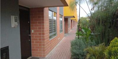 Te presentamos esta hermosa casa ubicada en Mosquera, Cundinamarca, una ciudad en pleno crecimiento y con una gran demanda en el sector inmobiliario. Este inmueble cuenta con un área total de 90 m2, ideal para una familia pequeña o parejas que buscan un lugar tranquilo y acogedor para vivir, lo que te garantiza un espacio amplio y cómodo para compartir con tus seres queridos.Con 3 amplias y luminosas alcobas, cada una con su baño privado, esta casa te ofrece todo el espacio que necesitas para descansar y relajarte. Además, cuenta con un garaje privado para que puedas tener tu vehículo seguro y protegido en todo momento.En su interior, podrás encontrar detalles de diseño como armarios empotrados, una cocina integral con una moderna barra estilo americano, y una biblioteca/estudio para que puedas trabajar o estudiar cómodamente desde casa. También cuenta con un calentador que te proporcionará agua caliente en todo momento y suelos de cerámica o mármol que dan un toque elegante y sofisticado a cada espacio.Desde su balcón y doble ventana, podrás disfrutar de una hermosa vista panorámica, y en su zona de lavandería podrás realizar tus tareas cotidianas de manera práctica y sencilla. Además, cuenta con gas domiciliario para tu comodidad.

Pero no solo su interior es espectacular, también cuenta con una ubicación privilegiada y una serie de características externas que te encantarán. Su acceso pavimentado te permitirá llegar a tu casa sin contratiempos, y su urbanización cerrada y vigilancia te brindarán seguridad y tranquilidad en todo momento.

En el exterior, podrás disfrutar de una deliciosa barbacoa o parrillada en su área de BBQ, y en los alrededores encontrarás centros comerciales, colegios y universidades, parques cercanos, así como una variedad de sitios para hacer ejercicio como club house, gimnasio y zonas verdes para caminar o hacer deporte.Si te preocupan los servicios de transporte, no tienes de qué preocuparte, ya que este in