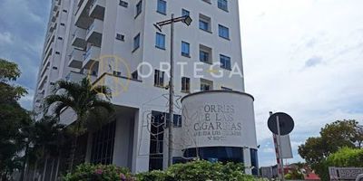 Hermoso apartamento, área 165 m2, cuenta con 4 habitaciones, tres de ellas con closet, persianas, 3 baños, sala comedor, cocina integral, zona de ropas, hall de tv, estudio, piso en porcelanato, amplio balcón con vista panorámica, salón social, gimnasio, jardín infantil, bbq, sala de cine, zonas verdes, parqueadero cubierto, vigilancia las 24 horas del día.