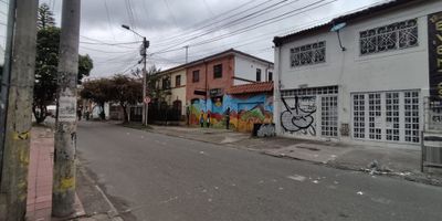 Se arrienda local de 14 m² ubicado en el reconocido sector de Galerías. El espacio es completamente independiente, con un solo ambiente y servicios públicos individuales (agua y luz), lo que permite un manejo eficiente de los consumos. Ideal para oficina, consultorio, barbería, boutique o emprendimiento comercial. Excelente ubicación con buena afluencia peatonal y fácil acceso a transporte público.