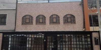 Esta propiedad en venta se encuentra en la zona de Ciudad Jardín Sur, en Bogotá D.C. Con una superficie total de 213 metros cuadrados, Casa de 3 pisos, 4 apartamentos, antejardín, patio trasero, terraza, garaje para 3 carros, capacidad de ampliación hasta 5 pisos, cerca de vías de acceso, colegios, comercios, 3 apartamentos rentando, primer apto con 2 habitaciones, zona social, cocina, baño y zona de lavandería, segundo apto con 1 habitación, zona social, cocina, baño y zona de lavandería, tercer apto con 2 habitaciones, estudio, sala comedor, cocina, baño y zona de lavandería y cuarto apto con 4 habitaciones, estudio, 3 baños, sala comedor, cocina, zona de lavandería, terraza con Bbq, estudio musical (insonorizado 70%), garajes. baño auxiliar en garaje, cuarto de San Alejo, contadores de servicios internos independientes. Cerca a avenidas principales como la Primero de Mayo, Avenida Caracas, Carrera Décima, colegios, universidades, parques, comercio. CAC-664
