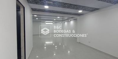 Local comercial en vereda de San Cristobal, zona de ingreso a parcelaciones de viviendas, facil acceso, el local cuenta con dos entradas, esta remodelado, ideal supermercado ya que no hay en el sector, disponible para entrega inmediata.