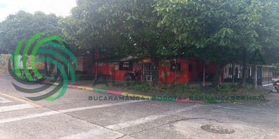 Casa lote para remodelar ubicada en el barrio Alcázar, en Barrancabermeja, consta de sala, cocina tradicional, un patio, dos alcobas, dos baños, es de un nivel, el lote tiene un área de 300 m2, excelente sector cerca a zonas comerciales. Agenda tu cita