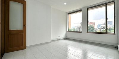 Vendo oficina en excelente ubicación en el Poblado, cerca de todos los servicios y medios de transporte, supermercados, entidades de salud, vias principales, etc, a a tres cuadras del parque del poblado en sector apacilbe con facilidad de acceso y salida.
Es una oficina en dos ambientes, con un área de 39 metros, con baño, cocineta y parqueadero cubierto.