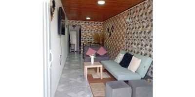 Esta casa en venta cuenta con una ubicación privilegiada, cerca a las principales zonas comerciales, de entretenimiento y de fácil acceso a vías principales de transporte.

Esta casa en venta se encuentra rodeada de todas las comodidades que buscas en una zona urbana. Además, su cercanía a colegios lo hacen ideal para familias con hijos en edad escolar.

La ubicación es inigualable, pues se encuentra sobre una vía principal en una zona residencial tranquila y segura. Además, su cercanía a transporte público facilita la movilidad por toda la ciudad.

¡No pierdas esta oportunidad de adquirir un inmueble con todas las características que buscas a un precio increíble!
