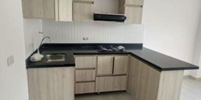 Apartamento Moderno en Bello con Amenidades Exclusivas y Vista Panorámica Vive en un apartamento de 2 habitaciones y 2 baños, ubicado en el piso 24 de un exclusivo edificio en Bello, con impresionantes vistas del área metropolitana del Valle de Aburrá. Este hogar cuenta con parqueadero y ofrece un ambiente de lujo con excelentes acabados. Disfruta de una variedad de amenidades, como un teatro al aire libre, zonas comerciales, zona BBQ, gimnasio, piscina, zonas húmedas, cancha polideportiva, skate park, y zonas recreativas para mascotas, juegos de mesa y volleyball. Además, tiene senderos, parques infantiles, salones sociales, guardería y un solarium para tu relajación. La propiedad está en un sector tranquilo, con múltiples vías de acceso, cercanía a supermercados y transporte público, además de contar con vigilancia 24 horas para tu seguridad. No dejes pasar la oportunidad de vivir en uno de los sectores más exclusivos y mejor conectados de Bello