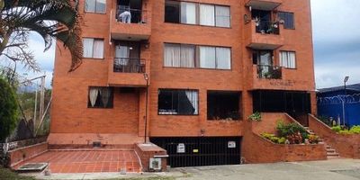 se alquila excelente apartamento en edificio con porteria vigilada, 4 piso sin ascensor, buena vista, 85 mts, ilumonado,  ventilado, con parqueadero en sotano, consta de: sala comedor, cocina integral, zona de oficios, cuarto empleada con baño, balcon, 3 alcobas con closet, principal con baño, baño social, cerca de colegios, universidades, supermercados, centros comerciales, restaurantes, iglesia, parques cercanos, vias principales, cerca parada del mio, buen transporte,