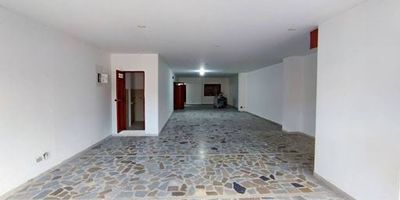 Bodega ubicada en tercer piso, dispone de 2 baños, piso en baldosa para alto trafico, energía trifásica, 1 malacate de carga, tiene una puerta en la fachada por la cual se puede subir carga desde la calle, esta cerca de transporte público, cerca del centro comercial Florida, zona industrial, comercial, de la terminal de norte y la estación del Metro Caribe. El valor del canon es más IVA