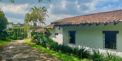 En arriendo hermosa casa campestre en Dapa, ideal para quienes buscan tranquilidad sin alejarse de la ciudad. Ubicada a solo 20 minutos de Cali, esta propiedad ofrece una vista espectacular a la ciudad, clima fresco, silencio y un entorno natural inigualable. Cuenta con jacuzzi privado, amplios espacios, excelente conexión a internet y zonas sociales pensadas para disfrutar en familia o en pareja. Perfecta para el teletrabajo o para quienes desean cambiar de estilo de vida y vivir rodeados de verde, con acceso cercano a restaurantes campestres, senderos ecológicos y comercios locales. ¡Vivir en Dapa es respirar diferente!
