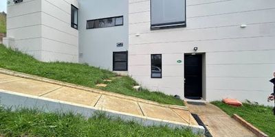 Magnifica casa para estrenar dos niveles ,con espacios muy amplios y una gran iluminación ,parqueadero para carro ,con buenas vías de acceso y facilidad de transporte se encuentra ubicada en la vereda el Libano la calera .Gran oportunidad .