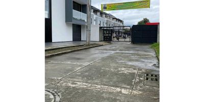 ? Conjunto Residencial OSLO – Las Mercedes, Palmira
? Área: 210 m² | 3 Niveles | Diseño Moderno

Ubicada en una de las zonas más privilegiadas de Palmira, esta propiedad es una excelente oportunidad de inversión y un lugar ideal para vivir con comodidad, estilo y excelente conectividad.

?️ Distribución del Inmueble:

? Primer Nivel:


 
 2 parqueaderos para vehículos
 
 
 Depósito
 
 
 Sala-comedor con excelente iluminación natural
 
 
 Cocina integral
 
 
 Zona de lavado independiente
 
 
 1 alcoba
 
 
 1 baño social
 


? Segundo Nivel:


 
 3 alcobas (principal con baño privado y vestier)
 
 
 Sala de TV
 
 
 Baño de alcobas
 


? Tercer Nivel:


 
 Terraza amplia, perfecta para disfrutar del aire libre, reuniones o zona BBQ
 


? Ubicación Estratégica:


 
 A solo una cuadra de prestigiosos colegios como: Liceo, La Enseñanza, Agustiniano y Liceo Montessori
 
 
 Acceso inmediato a la vía principal
 
 
 Cercano a una variada oferta gastronómica: restaurantes gourmet, Bull Burger, pizzerías y más
 
 
 Servicios esenciales a pocos pasos: droguerías, supermercados, tiendas y zonas comerciales
 

