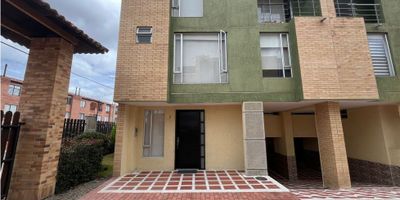 CÓDIGO: 921FR4723 CASA EN VENTA EN CHIA , CONJUNTO CERRADO , SALON SOCIAL , BBQ Y PARQUE INFANTIL , LA CASA CUENTA CON   SALA  CON  BAÑO SOCIAL Y PATIO ,COMEDOR CON COCINA ABIERTA , HABITACION PRICIPAL CON BAÑO Y WALKING CLOSET , SALA DE ESTAR , DOS HABITACIONES CON BAÑOS , ESTUDIO , ZONA DE LAVANDERIA, CUARTO DE SERVICIO DEPOSITO Y PARQUEADERO PARA TRES CARROS  , UBICADO EN SECTROR CON FACIL ACCESO Y EN ZONA RESIDENCIAL .
