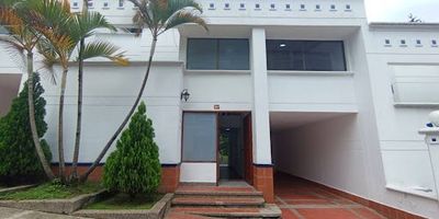 Descubre esta cómoda y bien distribuida vivienda de 180 m2 construidos, ubicada en el exclusivo sector de San Lucas. La propiedad ofrece un diseño funcional pensado para brindar confort y practicidad en cada espacio.Cuenta con tres habitaciones, la principal con baño privado y vestier, y las auxiliares con clóset y baño compartido. Dispone además de alcoba del servicio con baño, baño social, sala de TV o estudio, salón comedor, cocina integral y zona de ropas independiente.El inmueble incluye un patio parcialmente cubierto con acceso directo a zona verde, ideal para disfrutar del aire libre, y parqueadero cubierto para dos vehículos.Ubicada en una unidad residencial con excelentes zonas comunes turco, parque infantil, amplias zonas verdes y vigilancia permanente, lo que garantiza bienestar, seguridad y calidad de vida.