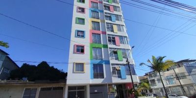 Inmueble con sala, comedor, cocina, dos habitaciones, un baño social y un baño privado, garaje privado y deposito. Vetustez 7 años. Vr. Admón. $321.450.