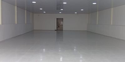 Local en arriendo en Barranquilla, ubicado en el barrio San Felipe, Atlántico. Este inmueble comercial cuenta con una amplia área de 240 m², 1 baño y 2 parqueaderos, ideal para su negocio. Con 5 años de antigüedad, el local ofrece vigilancia, proporcionando un ambiente seguro. Su ubicación en estrato 3, en Carrera 21B #64 - 78, facilita el acceso y la visibilidad. Un espacio versátil y bien conectado para el arrendamiento de su empresa en Barranquilla. ¿Desea conocerlo? Contáctenos a través de whatsapp, quiero que me contacten o ver teléfonos para agendar una visita.