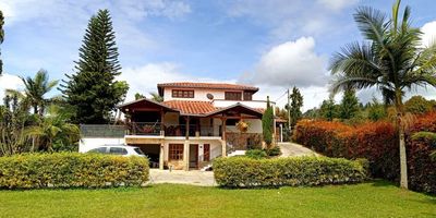 Finca disponible para arriendo en Guarne, cuenta con un area total de 7.470m2 y construidos 405 m2, incluidas pesebreras 125m2.Cuenta con 4 alcobas, 4 baños, 3 closets, 1garaje cubierto, zona de parqueo sencillo  para 12 carros, sala comedor, cocina integral, amplias zonas verdes, chimenea, baño social, deck, estudio-biblioteca, ventanal, jacuzzi, balcón, terraza, zona de ropas, cuarto útil, 6 pesebreras dotadas de cocineta sencilla, cuarto para heno, baños y zona de lavado. arboles frutales, vista panorámica,  portada eléctrica, circuito de cámaras de seguridad, ingreso pavimentado a 3 minutos vía principal, zona muy tranquila y de fácil acceso. Ideal para vivir.