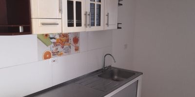 Se alquila hermoso apartamento con administración incluida en el Conjunto Residencial Surcos de Pángola, Jamundí. Ubicado en el primer piso con ascensor, Cuenta con sala comedor amplia, cocina integral, estufa, zona de oficios independiente, zonas infantiles, piscina, salón social.