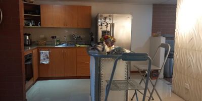 Casa campestre en Venta en Itagüí, Antioquia, perfecta para quienes buscan tranquilidad y conexión con la naturaleza. Con 148 M2 de área privada, esta propiedad cuenta con 4 alcobas amplias, 3 baños, sala de cine y un garaje propio, ideal para toda la familia.

Diseñada para tu comodidad, incluye armarios empotrados, una cocina completamente equipada, un balcón y una despensa, todo en un espacio elegante con pisos en cerámica y mármol. Además, ofrece servicios esenciales como agua, electricidad y gas domiciliario.

Ubicada en una urbanización cerrada con seguridad 24/7 y circuito cerrado de TV, la casa dispone de áreas comunes excepcionales: piscina, gimnasio, canchas de fútbol y salón social. Su cercanía a parques, colegios, universidades y centros comerciales, así como su fácil acceso al transporte público, la convierten en una opción ideal para familias.

Vive en un entorno natural con todas las comodidades modernas. ¡Agenda tu visita y descubre el hogar de tus sueños!

Recuerda que te ayudamos con tu crédito de vivienda!
