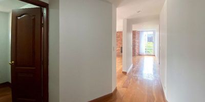 En el corazón de Chicó, a pocos pasos del Parque de la 93, existe un lugar donde la tranquilidad y la elegancia se encuentran...  Un apartamento lleno de luz, con 120,53 m2, diseñado para disfrutar cada momento.   Su ubicación privilegiada, detrás del Hotel Dann Carlton, te conecta con lo mejor de la ciudad, sin renunciar a la calma de un edificio pequeño y exclusivo --solo 10 apartamentos. Cuenta con 2 parqueaderos en línea, amplios espacios sociales y excelente iluminación natural.  Precio de oportunidad, estrato 6, con sistema automatizado y conserje.  Sector de alta valorización, ideal para vivir con tranquilidad o invertir con excelente retorno.  
Vive el equilibrio perfecto entre privacidad, ubicación y valor.  Contáctame y descubre por que este apartamento puede ser tu próxima historia.