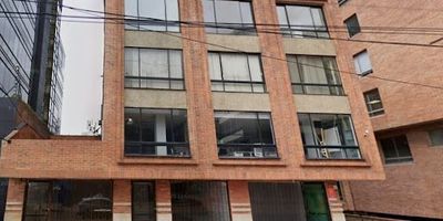 Oficina de treinta metros cuadrados ubicada en Primer piso, cuenta con baño interno y un parqueadero