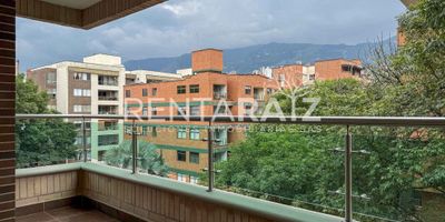 Venta. Invierte este espectácular apartamento de lujo ubicado en la frontera entre Zúñiga y Santa María de los Ángeles en el hermoso sector de Envigado. Puntos de referencia; cerca del mall la frontera, mall Sao pablo, mall villa grande, súper mercado Jumbo, bancos, restaurantes, supermercados y transporte público integrado. El apartamento tiene pisos en mármol, 3 habitaciones, 2 de ellas con baño interno más habitacion del servicio. Además un salón comedor acompañado de una hermosa cocina abierta y un espectacular balcón con una linda y tranquila vista. Tiene dos parqueaderos, cuarto útil y su edificio se caracteriza por sus acabado de lujo, su estratégica ubicación el cual tiene: sauna, turco, salón social, gimnasio y portería 24 horas.
