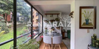 Venta. Apartamento en venta con gran potencial de remodelación, ideal para quienes desean invertir en una propiedad amplia y bien ubicada. Con 100 m², esta propiedad cuenta con tres habitaciones, tres baños y dos parqueaderos. Su diseño tipo dúplex incluye cocina integral, zona de ropas y balcón. Ubicado en hermoso conjunto cerrado. ¡Contáctanos y agenda tu visita para conocer esta excelente oportunidad!