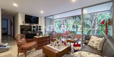 Venta. Moderno apartamento en venta, con espacios generosos y acabados de alta calidad. Con 122 m², esta propiedad ofrece tres habitaciones, cuatro baños y dos parqueaderos. Su diseño funcional incluye cocina integral zona de ropas, balcón, vestier y cuarto de servicio. La unidad cerrada ofrece piscina, gimnasio, salón comunal y juegos infantiles. ¡Contáctanos y agenda tu visita para conocer este espectacular hogar!