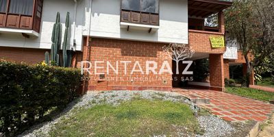 En uno de los mejores sectores de Envigado, se encuentra esta hermosa casa de 250 metros cuadrados construidos de comodidad, 4 habitaciones principal con vestier y baño, baño social, zona de ropas, cocina integral, estudio, terraza en el último nivel, habitación de servicio y generosos espacios que invitan a la convivencia familiar. Con 2 parqueaderos y cuarto util para mayor conveniencia, esta propiedad se convierte en el hogar ideal para aquellos que buscan lujo y confort en cada rincón. Cerca a centros comerciales, restaurantes, excelentes rutas de acceso y mucho más!