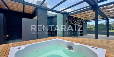 Venta. Vendemos Pent-house dúplex de lujo en la vía las Palmas (Medellín) ubicado a solo 4 minutos del mall Indiana en un exclusivo conjunto residencial con licencia de Airbnb. Puntos de referencia: a 15 minutos del aeropuerto José María córdoba, a 15 minutos de la ciudad, a 8 minutos del New Schools, cerca de: restaurantes, supermercados, retornos, bomba de gasolina, universidad, mall comercial, bancos y transporte publico integrado. El conjunto residencial cuenta con gimnasio, jacuzzi, zona de lavandería, con espectacular vista y diseño, vías pavimentadas y seguridad privada las 24 horas. El apartamento tipo suite, tiene 2 habitaciones con baño y vestier, hermosa cocina de lujo abierta tipo americana integrada con salón comedor, un innovador diseño y una hermosa vista hacia el jardín del conjunto residencial, y adicional en el ultimo nivel encontramos un espectacular jacuzzi con terraza privada y un baño.