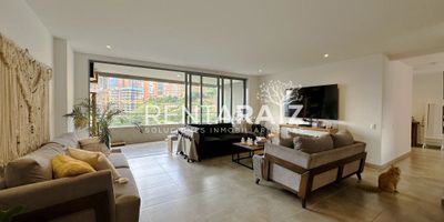 ESPECTACULAR APARTAMENTO CON HERMOSOS ACABADOS DE LUJO Y UNA MARAVILLOSA VISTA DE LA CIUDAD. Puntos de referencia: a 4 minutos del centro comercial City Plaza, a 6 minutos del mall San Lucas, a 5 minutos del parque de Envigado, cerca de; bancos, restaurantes, transporte publico integrado, colegio, clínica, supermercado. Unidad residencial; piscina climatizada, sauna/turco, salón social, gimnasio, cancha de squash, áreas verdes, seguridad 24 horas, juegos infantiles. Apartamento; tiene 3 espaciosas habitaciones (todas  con baño y Vestier acompañadas de una espectacular vista), sala comedor semi independientes, cocina con isla tipo americana, habitación del servicio, balcón principal con muy buen espacio y una vista increíble. Características; acabados de lujo, excelente estado, iluminación natural, fácil rutas de acceso.