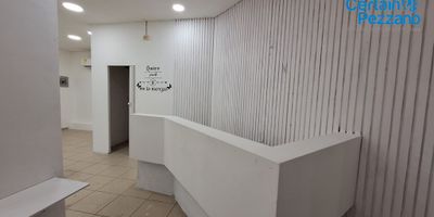 Descubre este encantador local ubicado en una zona privilegiada de la ciudad. Con una superficie de 55 metros cuadrados y un baño, este espacio ofrece infinitas posibilidades para emprender tu próximo proyecto. Su ubicación estratégica garantiza una alta afluencia de clientes potenciales, convirtiéndolo en una inversión segura y rentable. No pierdas la oportunidad de hacer realidad tus sueños empresariales en este lugar único. ¡Contáctanos para más información y agenda una visita!