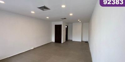 ¡Bienvenidos al local perfecto para tu próximo negocio! Este espacio de 39 metros cuadrados está listo para convertirse en el escenario de tus sueños emprendedores. Con un baño incluido. Centro comercial con asesor, seguridad 24/7.  Su ubicación estratégica te garantiza visibilidad y flujo de clientes. ¿Imaginas las posibilidades que podrías explorar aquí? No pierdas la oportunidad de hacer de este local el punto de partida de tu éxito. ¡Contáctanos para más detalles!