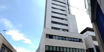 Siete locales unidos físicamente juricamente independientes con destinación y uso de oficina bancaria. Cuenta con oficinas, cocina, baños, bodega y deposito. Vetustez 26 años. Antigua sucursal Manizales.