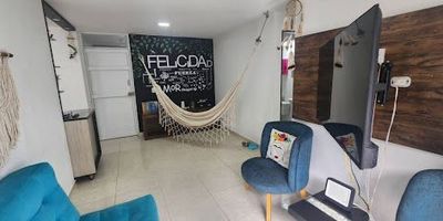Hermoso apartamento como nuevo, en un segundo piso, fresco y como nuevo.  El apartamento se entrega con persianas y blackout.  Tendrás tres habitaciones, dos baños, sala comedor y balcón y  un espacio de lavado El conjunto cuenta con piscina,  parque infantil,  cancha múltiple es el hogar indicado para ver tu familia.  Tiene un parqueadero. Es un sector de alta valoración, cerca de la ciudad de Pereira, muy cerca de supermercados, restaurantes, colegios y además tiene una amplia zona comercial. Tiene vigilancia las 24 horas donde te podrás sentir muy seguro. IBETH GOMEZ