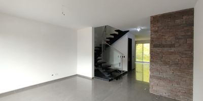 Casa en arriendo en Álamos en unidad cerrada, cerca a supermercados de cadena, rutas de transporte público y servicios complementarios de la zona. Cuenta con salacomedor, pisos en porcelanato, tres habitaciones con closet, tres baños, jacuzzi, cocina integral en mesón de Quartzone, estufa, calentador a gas y zona de ropas. La unidad posee de dos parqueaderos descubiertos, piscina, gimnasio, salón comunal, parques infantiles, placa polideportiva, cancha de tenis y zonas verdes. Además cuenta con circuito cerrado de tv, vigilancia y portería las 24 horas. Inmueble sujeto a verificación de disponibilidad. Arriendo Alamos Pereira