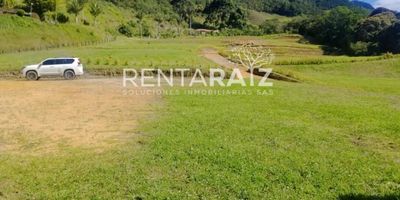 VENTA. SE VENDE ESPECTACULAR LOTE UBICADO EN UNA EXCLUSIVA PARCELACIÓN RESIDENCIAL DEL CARMEN DE VIVORAL : Punto de referencia: a 10 minutos del mall llano grande, A 20 minutos del Aeropuerto José Maria, cerca a: bancos, restaurantes, Mall comercial, transporte publico, universidad de Antioquia, colegios, supermercados. El lote te cautivara por sus generosos espacios y su tipo de topografía, Cuenta con planta de tratamiento de agua residual, acueducto de agua potable propio, electricidad subterránea, iluminación común solar, vía pavimentada en asfalto, excenlente valoración, excelente vecinos, la parcelación cuenta con 27 lotes en total, tenemos 2 lotes disponbibles.