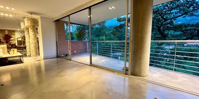 ¡Vive con estilo en San Lucas, El Poblado! Elegancia, amplitud y exclusividad en un solo lugar

Descubre el privilegio de vivir en uno de los sectores más exclusivos y tranquilos de Medellín. Este amplio apartamento de 150 m² en San Lucas – El Poblado ha sido diseñado para ofrecerte el máximo confort, privacidad y funcionalidad.

Características destacadas:
2 habitaciones generosas con excelente iluminación

2 baños modernos, con acabados de alta calidad

Amplia zona social ideal para compartir en familia o con amigos

Cocina integral funcional, perfecta para quienes disfrutan del buen gusto

2 parqueaderos independientes

2 cuartos útiles, brindando espacio adicional de almacenamiento

Ambientes amplios, ventilados y con acabados elegantes, que aportan calidez y sofisticación

Este inmueble es ideal para parejas, familias pequeñas o profesionales que valoran la comodidad y la calidad de vida en una zona residencial segura, cercana a servicios, comercios y vías principales de El Poblado.

¡No dejes pasar esta oportunidad de vivir como mereces!

¡City raíz busca su tranquilidad! – Código: [19405]
Contáctanos por WhatsApp al 310 840 1461 o llámanos al 604 411 7372
 www.cityraiz.com