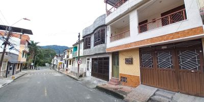 Codigo interno 13735 Ubicado en el  Barrio Nacional. Apartamento en venta, cerca de la Avenidad Ferrocarril, Panaderias, Droguerias, Restaurantes, Parques, comodas vias de acceso. El inmueble se encuentra distribuido: Sala comedor, garaje, tres habitaciones (una con closet) la principal con baño, cocina integral, zona de ropas, baño