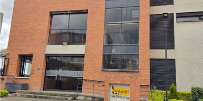 CÓDIGO:  

921FR5650 

Este  inmueble se destaca por su excelente ubicación, ideal para quienes buscan comodidad y accesibilidad. Rodeado de amplias zonas verdes, ofrece un entorno natural y tranquilo, perfecto para disfrutar en familia.

Cuenta con buenas vías de acceso y cercanía a una amplia oferta de comercio y servicios, lo que facilita el día a día. La propiedad brinda una excelente iluminación natural que resalta cada uno de sus espacios.

La vivienda presenta una distribución funcional, diseñada para brindar confort en cada ambiente. Está equipada con excelentes acabados, que aportan elegancia y durabilidad. Además, incluye un cómodo cuarto de ropas, ideal para facilitar las labores del hogar.

 
