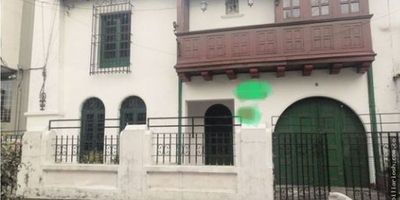 Propiedad en venta ubicada en el barrio Chapinero Occidental de Bogotá D.C., con fácil acceso a diferentes servicios y comodidades. Esta casa de dos plantas cuenta con una superficie total de 385.02 m², c y en buen estado de conservación. Dispone de 4 baños, una cocina integral, balcón y un puesto de estacionamiento. Su ubicación cercana a escuelas la convierte en una opción ideal para familias. No pierdas la oportunidad de adquirir esta propiedad que ofrece comodidad y espacio en una de las zonas más buscadas de la ciudad.  CTP-442
