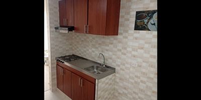 Apartamento en venta de 66 m², con vista interior, ubicado en un cuarto piso (Torre 6, Apto 404), con acceso por escaleras. La propiedad se encuentra en buen estado de conservación y cuenta con:


 
 3 habitaciones
 
 
 2 baños
 
 
 Sala de estudio
 
 
 Sala comedor
 
 
 Cocina integral
 
 
 Zona de lavandería
 
 
 Piso laminado en habitaciones y zona social, y cerámico en cocina y baños
 


Zonas comunes del conjunto:


 
 Salón social
 
 
 Parque infantil
 
 
 Zonas verdes
 
 
 Vigilancia privada las 24 horas
 


Entorno y ubicación:


 
 Cerca del centro comercial Megaciudad
 
 
 Cercano a almacenes de cadena como Éxito, Ara y Colsubsidio
 
 
 Próximo a los colegios La Salle y Douglas Brown
 
 
 Cercano a la Universidad Politécnico Grancolombiano
 
 
 Vías de acceso por la Carrera 31 y la Calle 14
 


✅ Se reciben todos los créditos hipotecarios
✅ Asesoría sin costo para gestionar tu crédito hipotecario

¡Contáctanos para más información y agenda tu visita hoy mismo!
