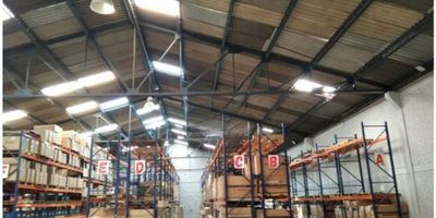 BODEGA DE 2.200 M² UBICADA EN SECTOR INDUSTRIAL DE PENSILVANIA, SECTOR DE ALTO IMPACTO. CONSTRUIDA EN TERRENO CON FRENTE DE 40 MTS X 54 MTS DE FONDO = 2.160 M², PASA DE CUADRA A CUADRA, CON PORTÓN DE ACCESO VEHICULAR EN CADA COSTADO. CUENTA CON ÁREA DE OFICINAS DE 40 M² EN MEZZANINE. CAPACIDAD DE CARGA ELECTRICA 15 KVA. PISOS CON CAPACIDAD DE CARGA PORTANTE DE 5 TON/M², BATERÍAS DE BAÑOS, EXCELENTE ILUMINACIÓN NATURAL. 
