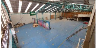 Se arrienda bodega de 1.300 m² ubicada en Engativa. Área libre doble altura, mezzanine de 300 m², excelente iluminación natural, pisos de alta resistencia con capacidad de carga portante de 3 Ton/m², capacidad de carga eléctrica de 180 Kva. Dos portones de doble altura que facilitan operaciones logísticas. 
